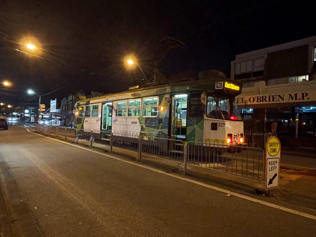 空無一人的街道與電車。